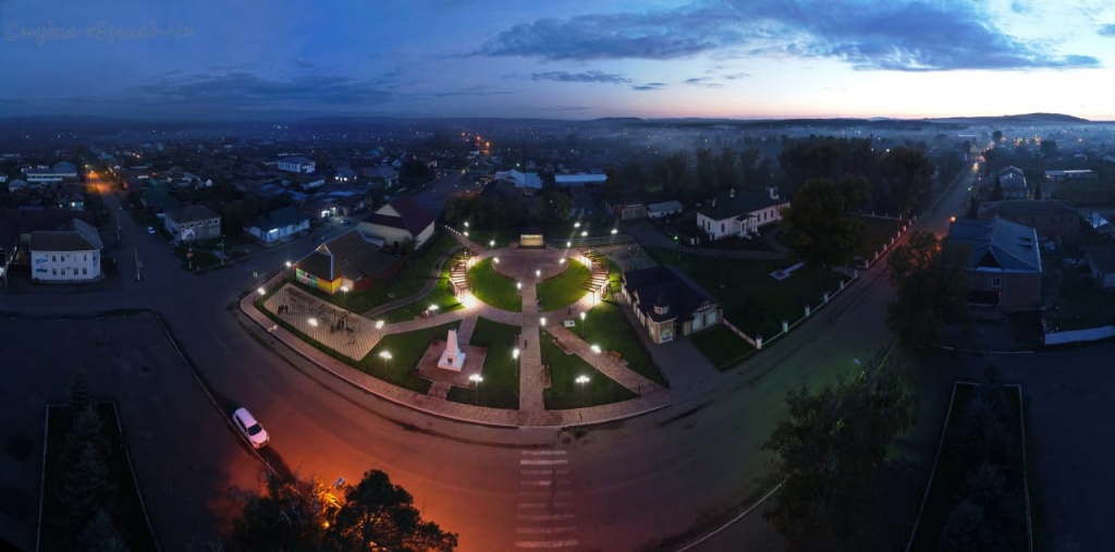 Парк Лидер в селе Каратузском в ночное время.jpeg